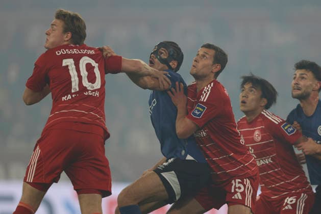 Christian Rasmussen Fortuna Düsseldorf , Joel Felix Arminia Bielefeld and Tim Oberdorf Fortuna Düsseldorf in a duel during the 2 Bundesliga match between Fortuna Düsseldorf and Arminia Bielefeld, Merkur Spiel Arena on January 16, 2026 in Düsseldorf, Germany Photo by Oliver Kaelke DeFodi Images Christian Rasmussen Fortuna Düsseldorf , Joel Felix Arminia Bielefeld and Tim Oberdorf Fortuna Düsseldorf battle for the ball during the 2 Bundesliga match between Fortuna Düsseldorf and Arminia Bielefeld at Merkur Spiel Arena on January 16, 2026 in Düsseldorf, Germany Photo by Oliver Kaelke DeFodi Images Photo by Oliver Kaelke DeFodi Images