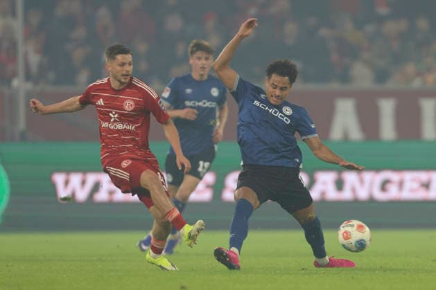 Florent Muslija Fortuna Düsseldorf and Monju Momuluh Arminia Bielefeld in a duel during the 2 Bundesliga match between Fortuna Düsseldorf and Arminia Bielefeld, Merkur Spiel Arena on January 16, 2026 in Düsseldorf, Germany, Germany Photo by Oliver Kaelke DeFodi Images Florent Muslija Fortuna Düsseldorf and Monju Momuluh Arminia Bielefeld battle for the ball during the 2 Bundesliga match between Fortuna Düsseldorf and Arminia Bielefeld at Merkur Spiel Arena on January 16, 2026 in Düsseldorf, Germany Photo by Oliver Kaelke DeFodi Images Photo by Oliver Kaelke DeFodi Images