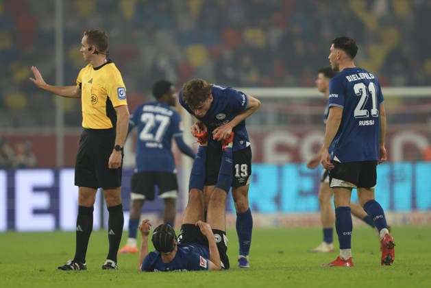 Joel Felix Arminia Bielefeld injured on the ground Maximilian Großer Arminia Bielefeld is helping during the 2 Bundesliga match between Fortuna Düsseldorf and Arminia Bielefeld, Merkur Spiel Arena on January 16, 2026 in Düsseldorf, Germany Photo by Oliver Kaelke DeFodi Images Joel Felix Arminia Bielefeld injured on the ground Maximilian Großer Arminia Bielefeld is helping during the 2 Bundesliga match between Fortuna Düsseldorf and Arminia Bielefeld at Merkur Spiel Arena on January 16, 2026 in Düsseldorf, Germany Photo by Oliver Kaelke DeFodi Images Photo by Oliver Kaelke DeFodi Images