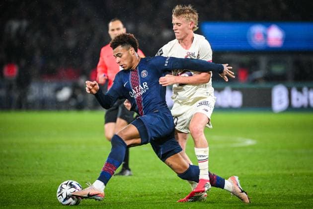 January 16, 2026, Lamorlaye, France, France: DESIRE DOUE of PSG and HAKON ARNAR HARALDSSON of Lille during the Ligue 1 match between Paris Saint-Germain (PSG) and Lille OSC (LOSC) at Parc des Princes Stadium. Paris Saint-Germain won 3:0. Lamorlaye France - ZUMAm308 20260116_zsp_m308_009 Copyright: xMatthieuxMirvillex