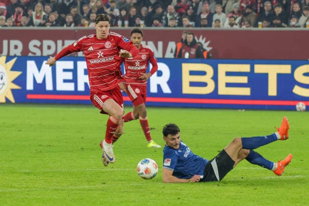 16 01 2026, xgrfx, Soccer 2 Bundesliga, Fortuna Duesseldorf Arminia Bielefeld v l Cedric Itten Fortuna Düsseldorf , Maximilian Bauer Arminia Bielefeld DFL DFB REGULATIONS PROHIBIT ANY USE OF PHOTOGRAPHS as IMAGE SEQUENCES and or QUASI VIDEO Duesseldorf