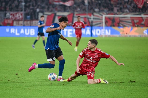 16 01 2026, Soccer, 2 Bundesliga, Matchday 18 Season 2025 2026, Fortuna Düsseldorf DSC Arminia Bielefeld, Monju Momuluh DSC Arminia Bielefeld , Florent Muslija Fortuna Düsseldorf xRHR PHOTO TKx Copyright: RHR-FOTOx RHR-FOTO TK
