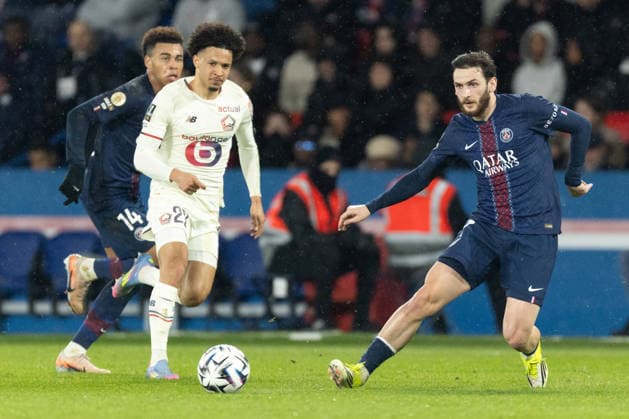 PSG vs Lille: French Ligue 1 PARIS, FRANCE - JANUARY 16: Khvicha Kvaratskhelia (R) of Paris Saint-Germain (PSG) in action against Tiago Santos (L) of Lille during the French Ligue 1 (L1) soccer match between Paris Saint-Germain (PSG) and Lille LOSC at Parc des Princes stadium in Paris, France on January 16, 2026. Ibrahim Ezzat Anadolu Paris France. Editorial use only. Please get in touch for any other usage.  Copyright: x2026xAnadoluxIbrahimxEzzatx