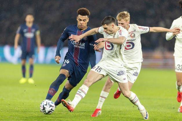 PSG vs Lille: French Ligue 1 PARIS, FRANCE - JANUARY 16: Desire Doue of Paris Saint-Germain (L) and Roman Perraud of Lille LOSC (R) during the French Ligue 1 (L1) football match between Paris Saint-Germain (PSG) and Lille LOSC at Parc des Princes stadium in Paris. Ibrahim Ezzat Anadolu Paris France. Editorial use only. Please get in touch for any other usage.  Copyright: x2026xAnadoluxIbrahimxEzzatx