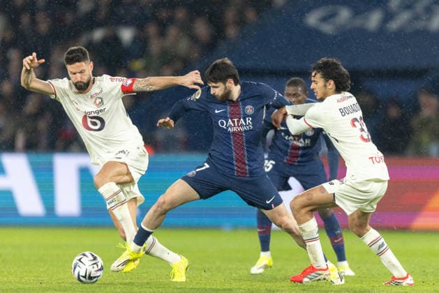 PSG vs Lille: French Ligue 1 PARIS, FRANCE - JANUARY 16: Olivier Giroud of Lille LOSC (L), Khvicha Kvaratskhelia of Paris Saint-Germain (C) and Ayyoub Bouaddi of Lille LOSC (R) during the French Ligue 1 (L1) football match between Paris Saint-Germain (PSG) and Lille LOSC at Parc des Princes stadium in Paris. Ibrahim Ezzat Anadolu Paris France. Editorial use only. Please get in touch for any other usage.  Copyright: x2026xAnadoluxIbrahimxEzzatx