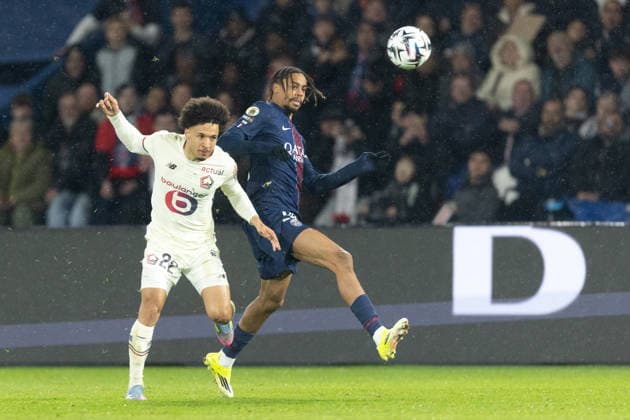 PSG vs Lille: French Ligue 1 PARIS, FRANCE - JANUARY 16: Tiago Santos of Lille LOSC (L) and Bradley Barcola of Paris Saint-Germain (R) during the French Ligue 1 (L1) football match between Paris Saint-Germain (PSG) and Lille LOSC at Parc des Princes stadium in Paris. Ibrahim Ezzat Anadolu Paris France. Editorial use only. Please get in touch for any other usage.  Copyright: x2026xAnadoluxIbrahimxEzzatx