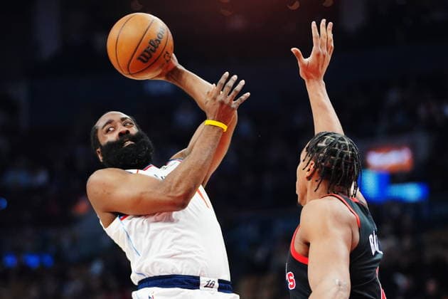 January 16, 2026, Toronto, On, Canada: Los Angeles Clippers James Harden (1) passes over Toronto Raptors Scottie Barnes (4) during first half NBA, Basketball Herren, USA basketball action in Toronto on Friday, Jan. 16, 2026. Canada News - January 16, 2026  - ZUMAc35_ 20260116_zaf_c35_081 Copyright: xFrankxGunnx