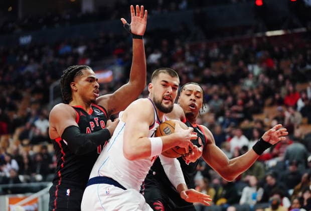 January 16, 2026, Toronto, On, Canada: Los Angeles Clippers Ivica Zubac (centre) battles for the ball with Toronto Raptors Collin Murray-Boyles (left) and Scottie Barnes (right) during first half NBA, Basketball Herren, USA basketball action in Toronto on Friday, Jan. 16, 2026. Canada News - January 16, 2026  - ZUMAc35_ 20260116_zaf_c35_080 Copyright: xFrankxGunnx