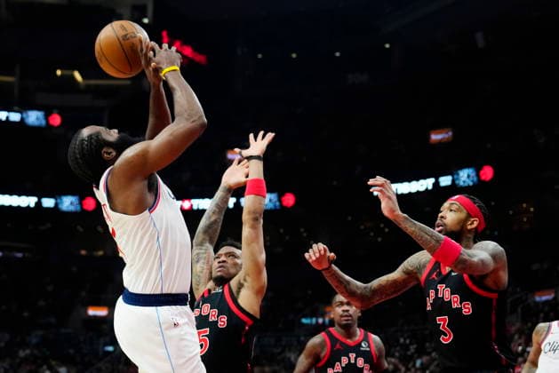 January 16, 2026, Toronto, On, Canada: Los Angeles Clippers James Harden (left) is fouled as Toronto Raptors Alijah Martin (second left) and Brandon Ingram (3) defend during first half NBA, Basketball Herren, USA basketball action in Toronto on Friday, Jan. 16, 2026. Canada News - January 16, 2026  - ZUMAc35_ 20260116_zaf_c35_082 Copyright: xFrankxGunnx
