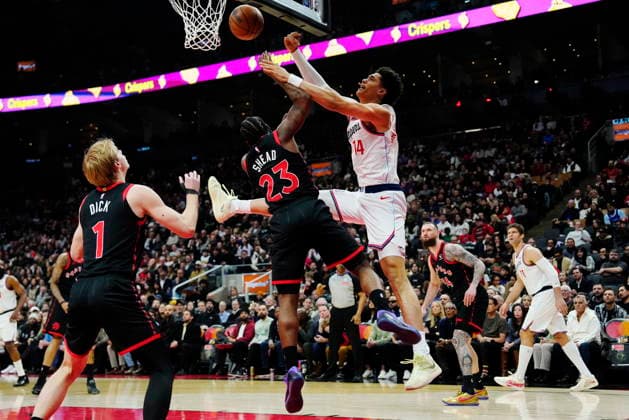 January 16, 2026, Toronto, On, Canada: Toronto Raptors Jamal Shead (23) and Los Angeles Clippers Yanic Konan Niederhauser (14) battle for the ball as Raptors Gradey Dick (1) looks on during first half NBA, Basketball Herren, USA basketball action in Toronto on Friday, Jan. 16, 2026. Canada News - January 16, 2026  - ZUMAc35_ 20260116_zaf_c35_083 Copyright: xFrankxGunnx