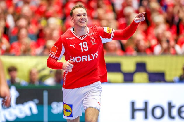 16 01 2026, Handball, Men s EHF EURO 2026, Denmark North Macedonia, Jyske Bank Boxing in Herning, Denmark, Preliminary Round Mathias Gidsel Denmark 19 cheering Denmark
