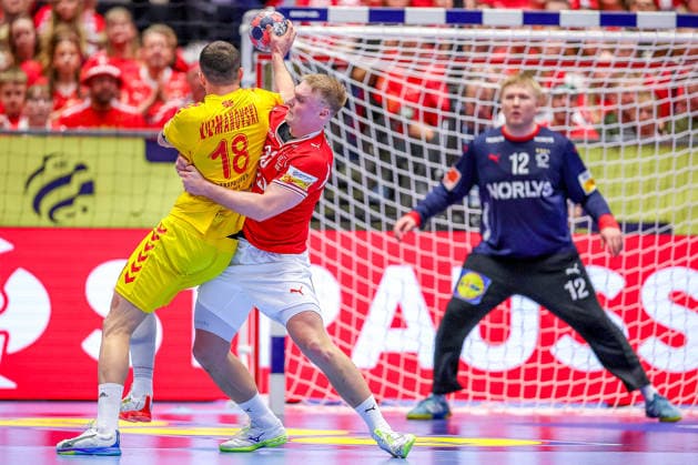 16 01 2026, Handball, Men s EHF EURO 2026, Denmark North Macedonia, Jyske Bank Boxing in Herning, Denmark, Preliminary Round Filip Kuzmanovski North Macedonia 18 is tied up by Emil Siersbaek Bergholt Denmark 33 at the circle Denmark