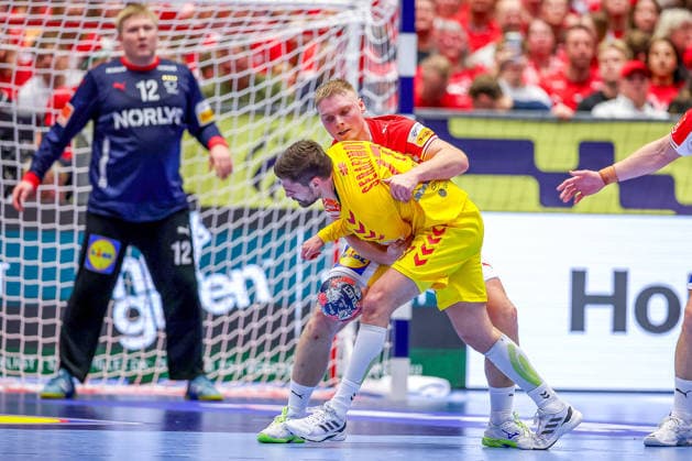 16 01 2026, Handball, Men s EHF EURO 2026, Denmark North Macedonia, Jyske Bank Boxing in Herning, Denmark, Preliminary Round Martin Serafimov North Macedonia 77 is pinned by Emil Siersbaek Bergholt Denmark 33 at the circle Denmark