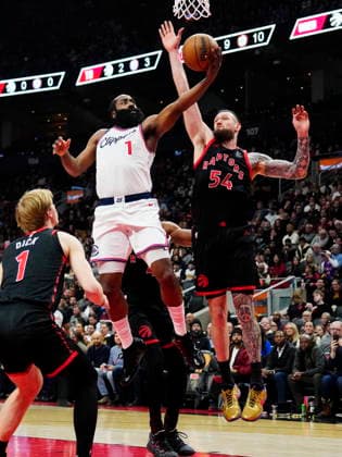 January 16, 2026, Toronto, On, Canada: Los Angeles Clippers James Harden (centre) drives as Toronto Raptors Sandro Mamukelashvili (54) and Gradey Dick (left) defend during first half NBA, Basketball Herren, USA basketball action in Toronto on Friday, Jan. 16, 2026. Canada News - January 16, 2026  - ZUMAc35_ 20260116_zaf_c35_084 Copyright: xFrankxGunnx