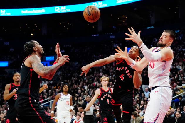 January 16, 2026, Toronto, On, Canada: Toronto Raptors A.J. Lawson (left) and Scottie Barnes (4) battle for the ball with Los Angeles Clippers Ivica Zubac (40) during first half NBA, Basketball Herren, USA basketball action in Toronto on Friday, Jan. 16, 2026. Canada News - January 16, 2026  - ZUMAc35_ 20260116_zaf_c35_085 Copyright: xFrankxGunnx