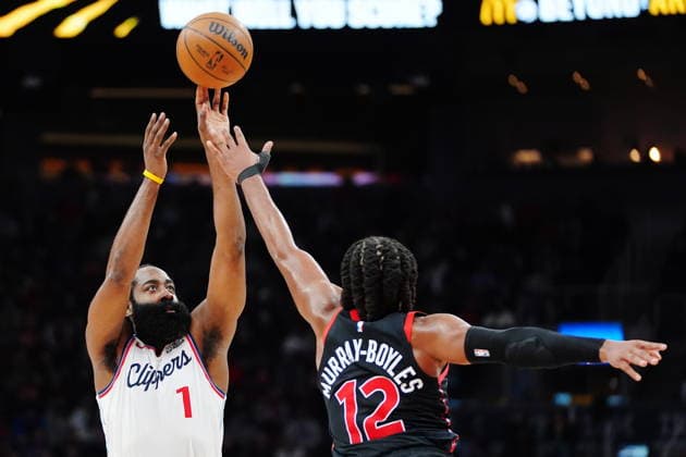 January 16, 2026, Toronto, On, Canada: Los Angeles Clippers James Harden (1) shoots over Toronto Raptors Collin Murray-Boyles (12) during first half NBA, Basketball Herren, USA basketball action in Toronto on Friday, Jan. 16, 2026. Canada News - January 16, 2026  - ZUMAc35_ 20260116_zaf_c35_087 Copyright: xFrankxGunnx