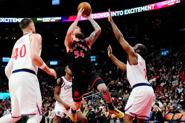 January 16, 2026, Toronto, On, Canada: Toronto Raptors Sandro Mamukelashvili (54) shoots between Los Angeles Clippers Ivica Zubac (40) and James Harden (1) during second half NBA, Basketball Herren, USA basketball action in Toronto on Friday, Jan. 16, 2026. Canada News - January 16, 2026  - ZUMAc35_ 20260116_zaf_c35_088 Copyright: xFrankxGunnx