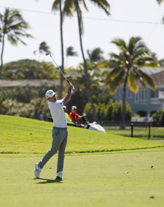 January 16, 2026, Honolulu, Hawaii, USA: NICK TAYLOR makes an approach shot from the 1st fairway during Round 2 of the 2026 Sony Open in Honolulu, Hawaii on January 16, 2026. Honolulu USA - ZUMAm310 20260116_zsp_m310_066 Copyright: xElliotxMilesx