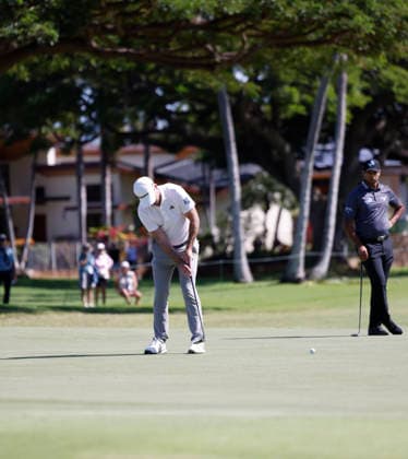 January 16, 2026, Honolulu, Hawaii, USA: NICK TAYLOR, in the white shirt, putts on the 1st green during Round 2 of the 2026 Sony Open in Honolulu, Hawaii on January 16, 2026. Honolulu USA - ZUMAm310 20260116_zsp_m310_067 Copyright: xElliotxMilesx