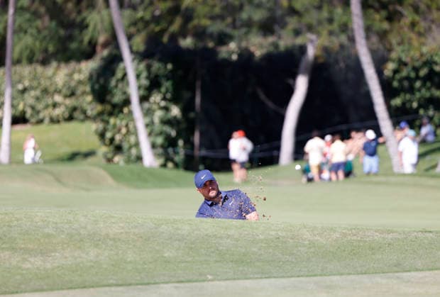 January 16, 2026, Honolulu, Hawaii, USA: CHRIS GOTTERUP makes a chip shot from the bunker at the 6th green during Round 2 of the 2026 Sony Open in Honolulu, Hawaii on January 16, 2026. Honolulu USA - ZUMAm310 20260116_zsp_m310_090 Copyright: xElliotxMilesx