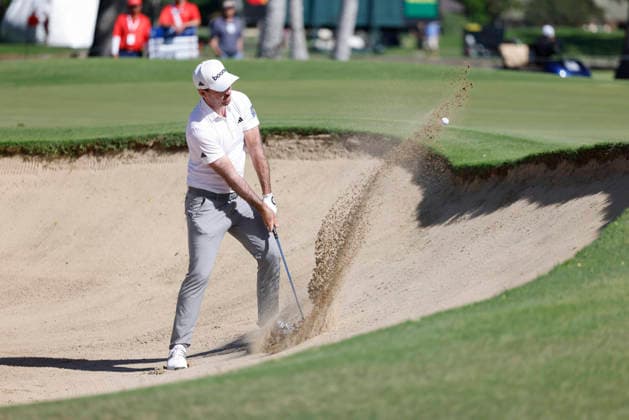 January 16, 2026, Honolulu, Hawaii, USA: NICK TAYLOR makes a chip shot from the bunker at the 6th green during Round 2 of the 2026 Sony Open in Honolulu, Hawaii on January 16, 2026. Honolulu USA - ZUMAm310 20260116_zsp_m310_092 Copyright: xElliotxMilesx