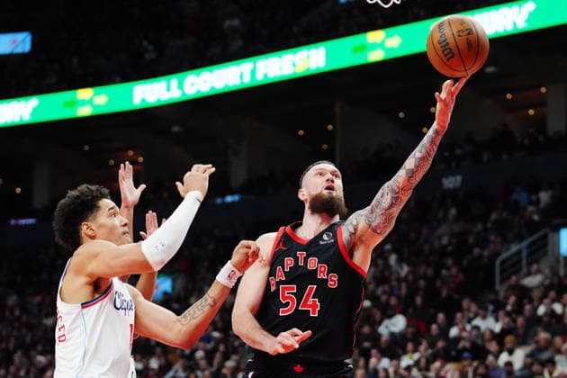 January 16, 2026, Toronto, On, Canada: Toronto Raptors Sandro Mamukelashvili (54) shoots past Los Angeles Clippers Yanic Konan Niederhauser (14) during second half NBA, Basketball Herren, USA basketball action in Toronto on Friday, Jan. 16, 2026. Canada News - January 16, 2026  - ZUMAc35_ 20260116_zaf_c35_091 Copyright: xFrankxGunnx