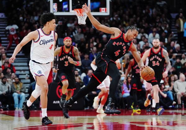January 16, 2026, Toronto, On, Canada: Toronto Raptors Scottie Barnes (4) stumbles chasing the ball with Los Angeles Clippers Kobe Sanders (4) during second half NBA, Basketball Herren, USA basketball action in Toronto on Friday, Jan. 16, 2026. Canada News - January 16, 2026  - ZUMAc35_ 20260116_zaf_c35_092 Copyright: xFrankxGunnx