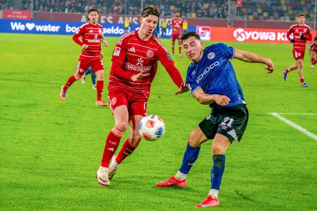 16 01 2026, xkkux, Fußball, Fortuna Düsseldorf Arminia Bielefeld, 2 Fußball Bundesliga, Merkur Spiel Arena, Saison 2025 2026 Cedric Itten Fortuna Düsseldorf 13 in duel against Stefano Russo Arminia Bielefeld 21 DFB regulations prohibit any use of photographs as image sequences and or quasi video Nordrhein Westfalen Germany