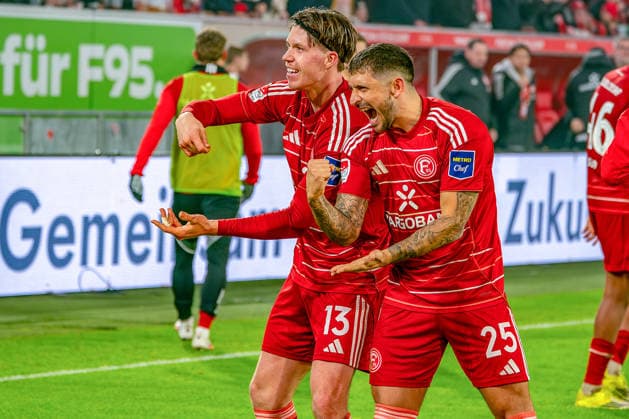 16 01 2026, xkkux, Fußball, Fortuna Düsseldorf Arminia Bielefeld, 2 Fußball Bundesliga, Merkur Spiel Arena, Saison 2025 2026 Torjubel nach dem Tor zum 1 0 durch Torschütze Cedric Itten Fortuna Düsseldorf 13 zusammen mit Matthias Zimmermann Fortuna Düsseldorf 25 DFB regulations prohibit any use of photographs as image sequences and or quasi video Nordrhein Westfalen Germany