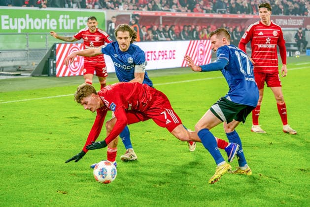 16 01 2026, xkkux, Fußball, Fortuna Düsseldorf Arminia Bielefeld, 2 Fußball Bundesliga, Merkur Spiel Arena, Saison 2025 2026 Luca Raimund Fortuna Düsseldorf 07 in duel against Mael Corboz Arminia Bielefeld 06 Arne Sicker Arminia Bielefeld 17 DFB regulations prohibit any use of photographs as image sequences and or quasi video Nordrhein Westfalen Germany
