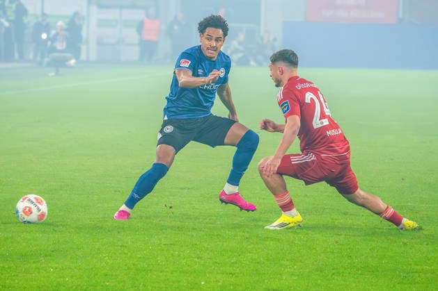 16 01 2026, xkkux, Fußball, Fortuna Düsseldorf Arminia Bielefeld, 2 Fußball Bundesliga, Merkur Spiel Arena, Saison 2025 2026 Monju Momuluh Arminia Bielefeld 14 in duel against Florent Muslija Fortuna Düsseldorf 24 DFB regulations prohibit any use of photographs as image sequences and or quasi video Nordrhein Westfalen Germany