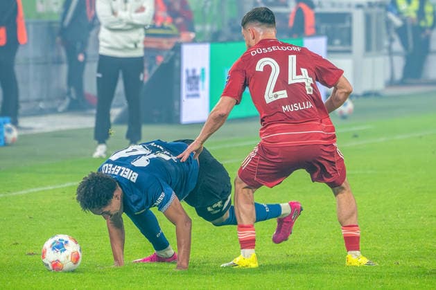 16 01 2026, xkkux, Fußball, Fortuna Düsseldorf Arminia Bielefeld, 2 Fußball Bundesliga, Merkur Spiel Arena, Saison 2025 2026 Monju Momuluh Arminia Bielefeld 14 in duel against Florent Muslija Fortuna Düsseldorf 24 DFB regulations prohibit any use of photographs as image sequences and or quasi video Nordrhein Westfalen Germany