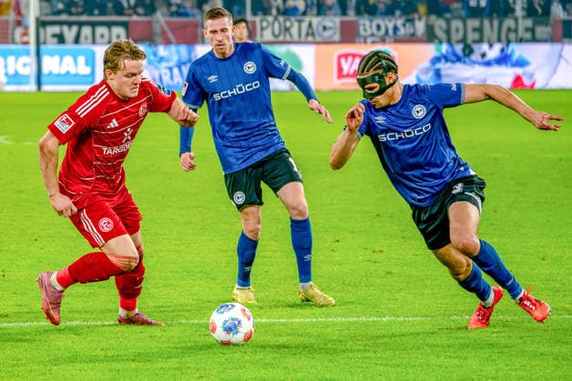 16 01 2026, xkkux, Fußball, Fortuna Düsseldorf Arminia Bielefeld, 2 Fußball Bundesliga, Merkur Spiel Arena, Saison 2025 2026 Christian Rasmussen Fortuna Düsseldorf 10 in duel against Arne Sicker Arminia Bielefeld 17 and Joel Felix Arminia Bielefeld 03 DFB regulations prohibit any use of photographs as image sequences and or quasi video Nordrhein Westfalen Germany