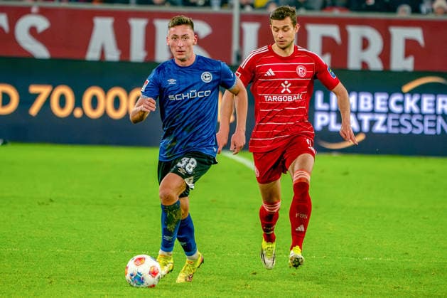 16 01 2026, xkkux, Fußball, Fortuna Düsseldorf Arminia Bielefeld, 2 Fußball Bundesliga, Merkur Spiel Arena, Saison 2025 2026 Marius Wörl Arminia Bielefeld 38 in duel against Tim Oberdorf Fortuna Düsseldorf 15 DFB regulations prohibit any use of photographs as image sequences and or quasi video Nordrhein Westfalen Germany