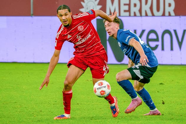 16 01 2026, xkkux, Fußball, Fortuna Düsseldorf Arminia Bielefeld, 2 Fußball Bundesliga, Merkur Spiel Arena, Saison 2025 2026 Kenneth Schmidt Fortuna Düsseldorf 04 in duel against Felix Hagmann Arminia Bielefeld 02 DFB regulations prohibit any use of photographs as image sequences and or quasi video Nordrhein Westfalen Germany