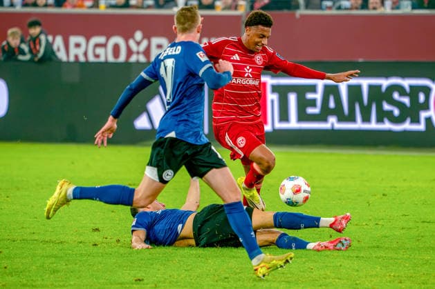 16 01 2026, xkkux, Fußball, Fortuna Düsseldorf Arminia Bielefeld, 2 Fußball Bundesliga, Merkur Spiel Arena, Saison 2025 2026 Sima Suso Fortuna Düsseldorf 46 in duel against Stefano Russo Arminia Bielefeld 21 Arne Sicker Arminia Bielefeld 17 DFB regulations prohibit any use of photographs as image sequences and or quasi video Nordrhein Westfalen Germany