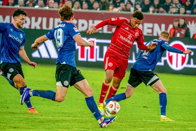 16 01 2026, xkkux, Fußball, Fortuna Düsseldorf Arminia Bielefeld, 2 Fußball Bundesliga, Merkur Spiel Arena, Saison 2025 2026 Sima Suso Fortuna Düsseldorf 46 in duel against Maximilian Großer Arminia Bielefeld 19 Maximilian Bauer Arminia Bielefeld 05 Arne Sicker Arminia Bielefeld 17 DFB regulations prohibit any use of photographs as image sequences and or quasi video Nordrhein Westfalen Germany