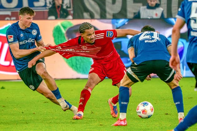 16 01 2026, xkkux, Fußball, Fortuna Düsseldorf Arminia Bielefeld, 2 Fußball Bundesliga, Merkur Spiel Arena, Saison 2025 2026 Semir Telalovic Arminia Bielefeld 07 reiss Kenneth Schmidt Fortuna Düsseldorf 04 heftik am Trikot im Zweikampf gegen Stefano Russo Arminia Bielefeld 21 DFB regulations prohibit any use of photographs as image sequences and or quasi video Nordrhein Westfalen Germany