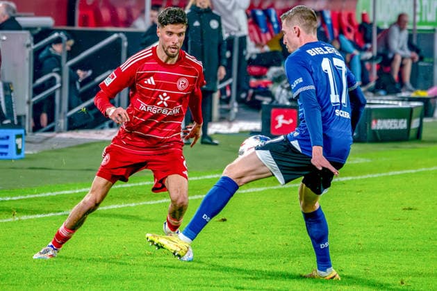 16 01 2026, xkkux, Fußball, Fortuna Düsseldorf Arminia Bielefeld, 2 Fußball Bundesliga, Merkur Spiel Arena, Saison 2025 2026 Anouar El Azzouzi Fortuna Düsseldorf 08 in duel against Arne Sicker Arminia Bielefeld 17 DFB regulations prohibit any use of photographs as image sequences and or quasi video Nordrhein Westfalen Germany