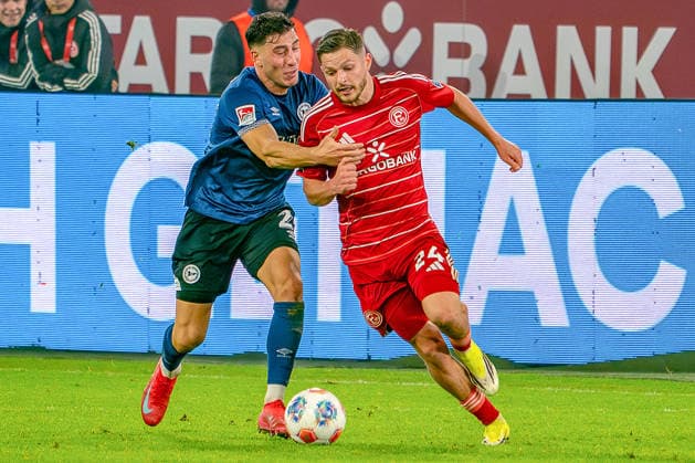 16 01 2026, xkkux, Fußball, Fortuna Düsseldorf Arminia Bielefeld, 2 Fußball Bundesliga, Merkur Spiel Arena, Saison 2025 2026 Stefano Russo Arminia Bielefeld 21 in duel against Florent Muslija Fortuna Düsseldorf 24 DFB regulations prohibit any use of photographs as image sequences and or quasi video Nordrhein Westfalen Germany