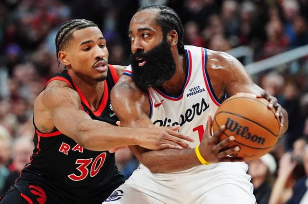 January 16, 2026, Toronto, On, Canada: Los Angeles Clippers James Harden (1) protects the ball from Toronto Raptors Ochai Agbaji (30) during overtime NBA, Basketball Herren, USA basketball action in Toronto on Friday, Jan. 16, 2026. Canada News - January 16, 2026  - ZUMAc35_ 20260116_zaf_c35_099 Copyright: xFrankxGunnx