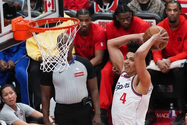Los Angeles Clippers vs Toronto Raptors TORONTO, CANADA - JANUARY 16 : Kobe Sanders (4) of Los Angeles Clippers dunks the ball during the NBA, Basketball Herren, USA basketball game between Los Angeles Clippers and Toronto Raptors at the Scotiabank Arena on January 16, 2026 in Toronto, Ontario, Canada. Mert Alper Dervis Anadolu Toronto Canada. Editorial use only. Please get in touch for any other usage.  Copyright: x2026xAnadoluxMertxAlperxDervisx