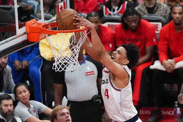 Los Angeles Clippers vs Toronto Raptors TORONTO, CANADA - JANUARY 16 : Kobe Sanders (4) of Los Angeles Clippers dunks the ball during the NBA, Basketball Herren, USA basketball game between Los Angeles Clippers and Toronto Raptors at the Scotiabank Arena on January 16, 2026 in Toronto, Ontario, Canada. Mert Alper Dervis Anadolu Toronto Canada. Editorial use only. Please get in touch for any other usage.  Copyright: x2026xAnadoluxMertxAlperxDervisx