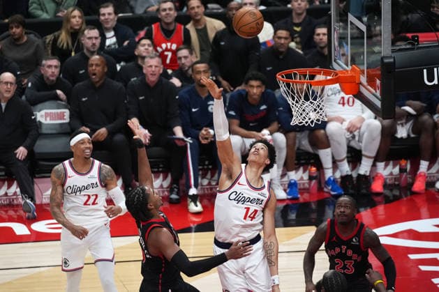 Los Angeles Clippers vs Toronto Raptors TORONTO, CANADA - JANUARY 16 : Colin Murray-Boyles (12) of Toronto Raptors in action against Brook Lopez (11) of Los Angeles Clippers during the NBA, Basketball Herren, USA basketball game between Los Angeles Clippers and Toronto Raptors at the Scotiabank Arena on January 16, 2026 in Toronto, Ontario, Canada. Mert Alper Dervis Anadolu Ontario Canada. Editorial use only. Please get in touch for any other usage.  Copyright: x2026xAnadoluxMertxAlperxDervisx