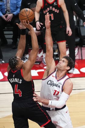 Los Angeles Clippers vs Toronto Raptors TORONTO, CANADA - JANUARY 16 : Scottie Barnes (4) of Toronto Raptors in action against Brook Lopez (11) of Los Angeles Clippers during the NBA, Basketball Herren, USA basketball game between Los Angeles Clippers and Toronto Raptors at the Scotiabank Arena on January 16, 2026 in Toronto, Ontario, Canada. Mert Alper Dervis Anadolu Ontario Canada. Editorial use only. Please get in touch for any other usage.  Copyright: x2026xAnadoluxMertxAlperxDervisx