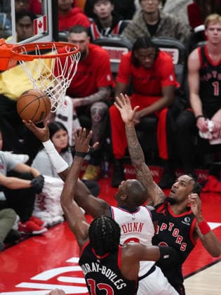 Los Angeles Clippers vs Toronto Raptors - NBA, Basketball Herren, USA TORONTO, CANADA - JANUARY 16 : Kris Dunn (8) of Los Angeles Clippers in during the NBA basketball game between Los Angeles Clippers and Toronto Raptors at the Scotiabank Arena on January 16, 2026 in Toronto, Ontario, Canada. Mert Alper Dervis Anadolu Toronto Canada. Editorial use only. Please get in touch for any other usage.  Copyright: x2026xAnadoluxMertxAlperxDervisx