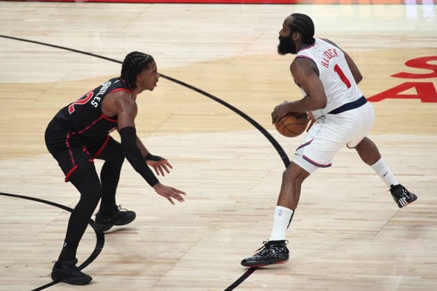 Los Angeles Clippers vs Toronto Raptors - NBA, Basketball Herren, USA TORONTO, CANADA - JANUARY 16 : James Harden (1) of Los Angeles Clippers in action during the NBA basketball game between Los Angeles Clippers and Toronto Raptors at the Scotiabank Arena on January 16, 2026 in Toronto, Ontario, Canada. Mert Alper Dervis Anadolu Toronto Canada. Editorial use only. Please get in touch for any other usage.  Copyright: x2026xAnadoluxMertxAlperxDervisx