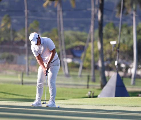 January 16, 2026, Honolulu, Hawaii, USA: TOM KIM putts on the 9th green during Round 2 of the 2026 Sony Open in Honolulu, Hawaii on January 16, 2026. Honolulu USA - ZUMAm310 20260116_zsp_m310_098 Copyright: xElliotxMilesx