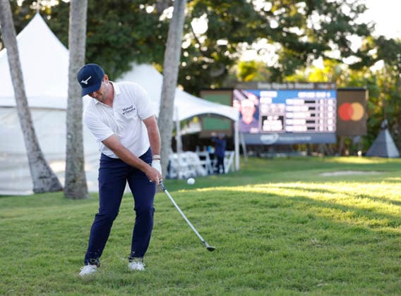 January 16, 2026, Honolulu, Hawaii, USA: STEVEN FISK makes a chip shot from the rough onto the 9th green during Round 2 of the 2026 Sony Open in Honolulu, Hawaii on January 16, 2026. Honolulu USA - ZUMAm310 20260116_zsp_m310_108 Copyright: xElliotxMilesx