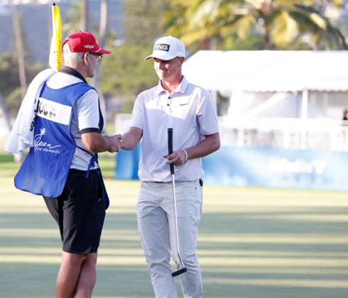 January 16, 2026, Honolulu, Hawaii, USA: WILLIAM MOUW, right, shakes his caddyÃ¢â‚¬â ¢s hand on the 9th green during Round 2 of the 2026 Sony Open in Honolulu, Hawaii on January 16, 2026. Honolulu USA - ZUMAm310 20260116_zsp_m310_110 Copyright: xElliotxMilesx